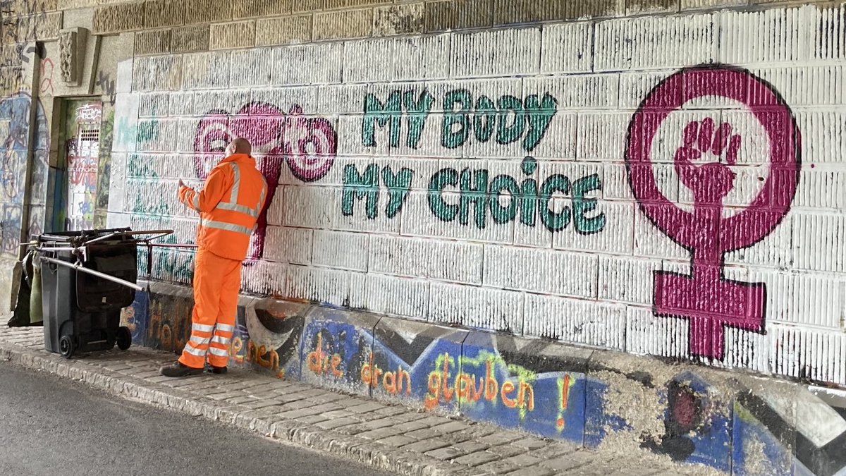 jeisermann's tweet photo. dieser Mitarbeiter der Stadt #Wien lehnt sich in seiner Pause an einen Uterus
#mybodymychoice
#thisisvienna ✊🏼 https://t.co/rk8B0SZWNY