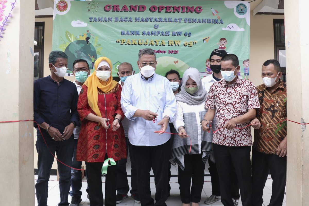 humastangsel's tweet photo. Wali Kota Tangerang Selatan, Benyamin Davnie, meresmikan Taman Baca Masyarakat (TBM) Senandika dan Bank Sampah di RW 05, Pakujaya, Serpong Utara. Sabtu (30/10). Berita Selengkapnya di https://t.co/ndKUsmD1SV https://t.co/m5QdC9JY88