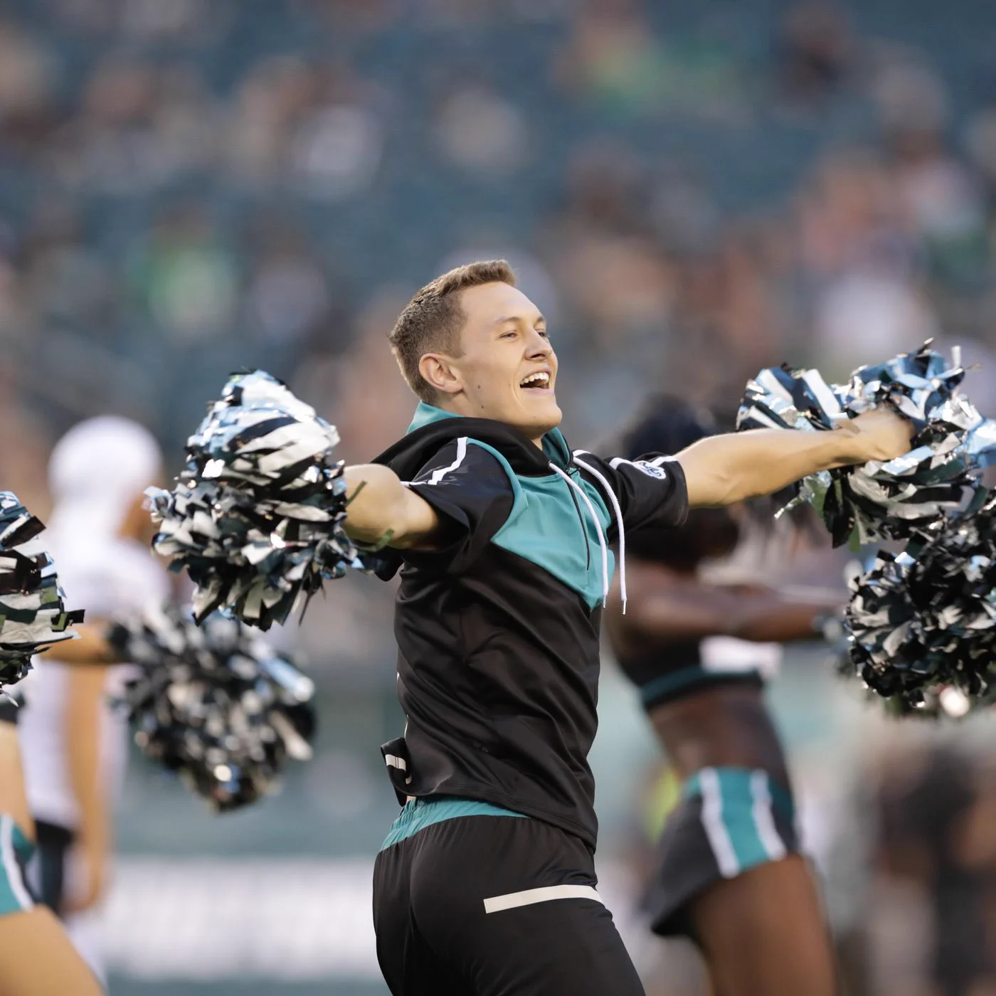 NFLのチアリーディングチームには？男性メンバーが増えている！