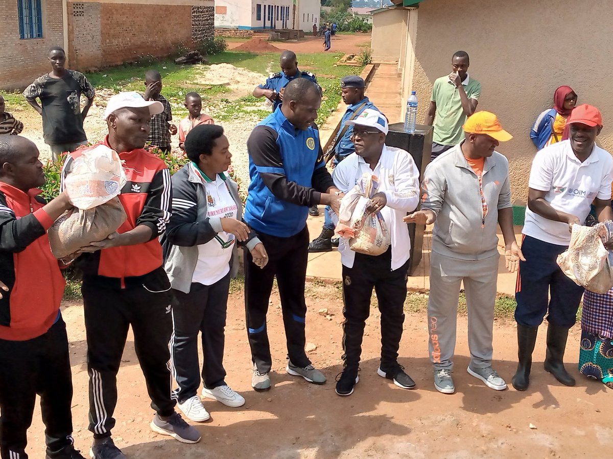 BuhumuzaProvinc's tweet photo. #Burundi  Les deux parrains de la @MuyingaProvince se sont joints à la population de cette province dans les travaux de développement communautaire au  bâtiment en cours de construction, qui abritera le bureau Provincial.
@MininterInfosBi 
@NtareHouse 
@DrNtakarutimana https://t.co/6Gc1P656UZ