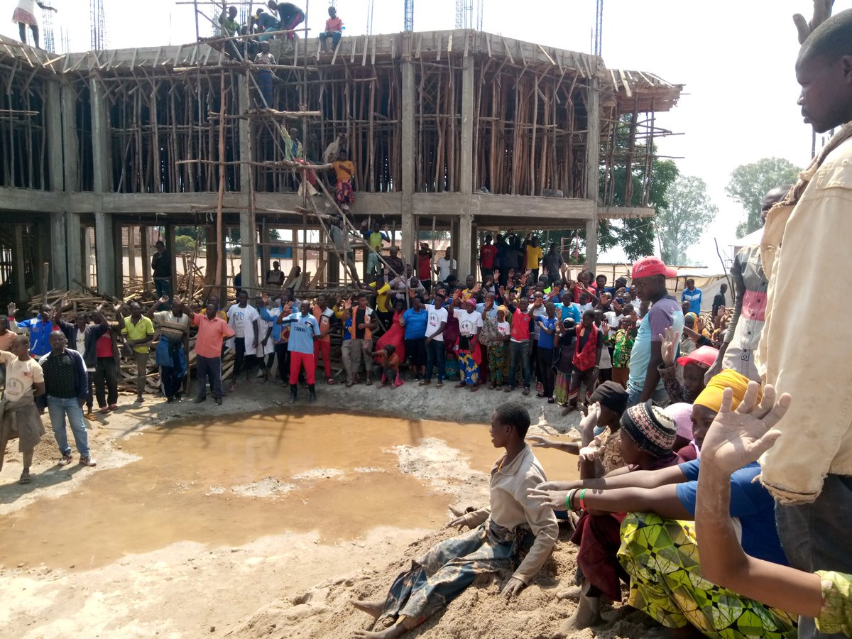 BuhumuzaProvinc's tweet photo. #Burundi  Les deux parrains de la @MuyingaProvince se sont joints à la population de cette province dans les travaux de développement communautaire au  bâtiment en cours de construction, qui abritera le bureau Provincial.
@MininterInfosBi 
@NtareHouse 
@DrNtakarutimana https://t.co/6Gc1P656UZ
