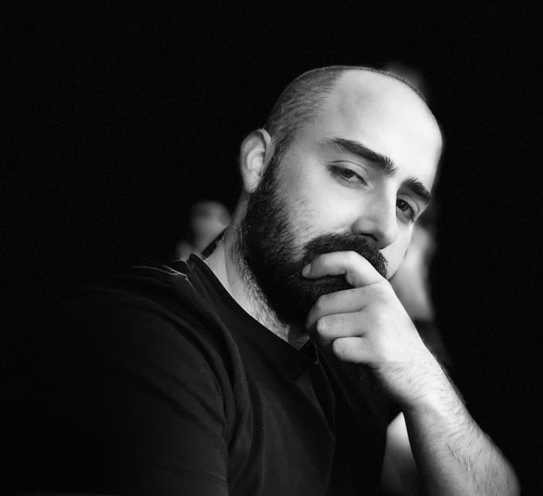 Que la intensidad de mi mirada no os nuble la ironía que se esconde tras de ella.

¿Qué tal os está tratando el finde?