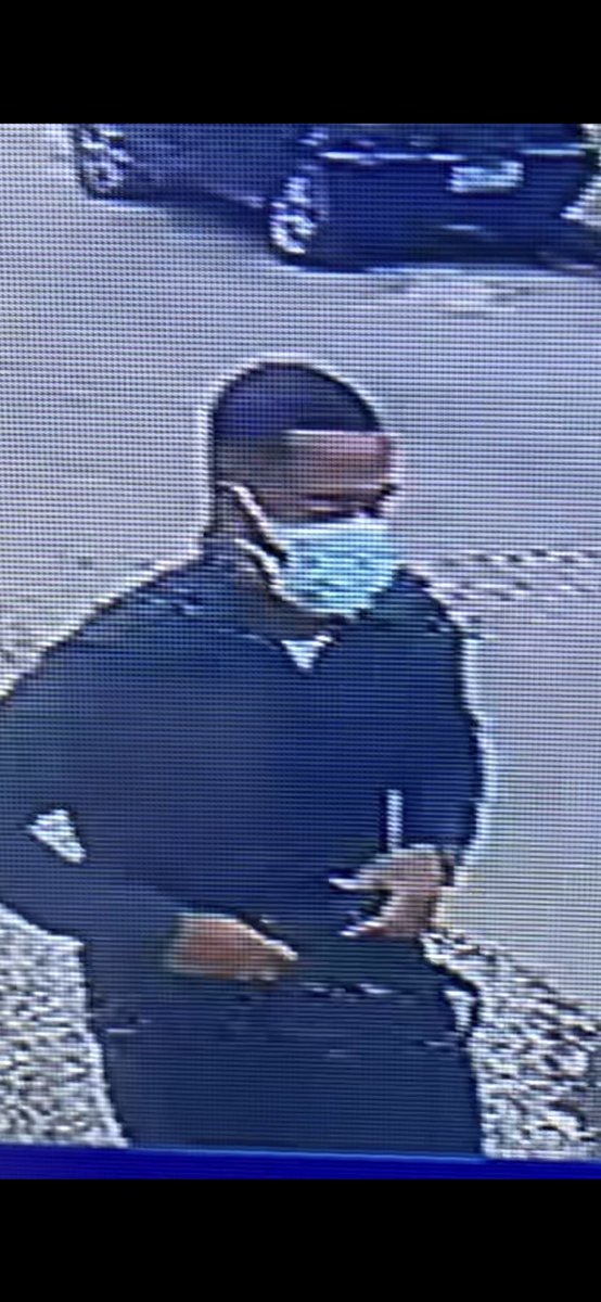 andreolliveira's tweet photo. #bdrj #bgrj #rj1 #SBTRio me ajudem! Esse homem está dando golpe se passando por funcionário do #bb. Veio até a casa do meu pai em Sepetiba levou o cartão do banco e fez a limpa. Vamos divulgar! https://t.co/BtuPJMDU1K