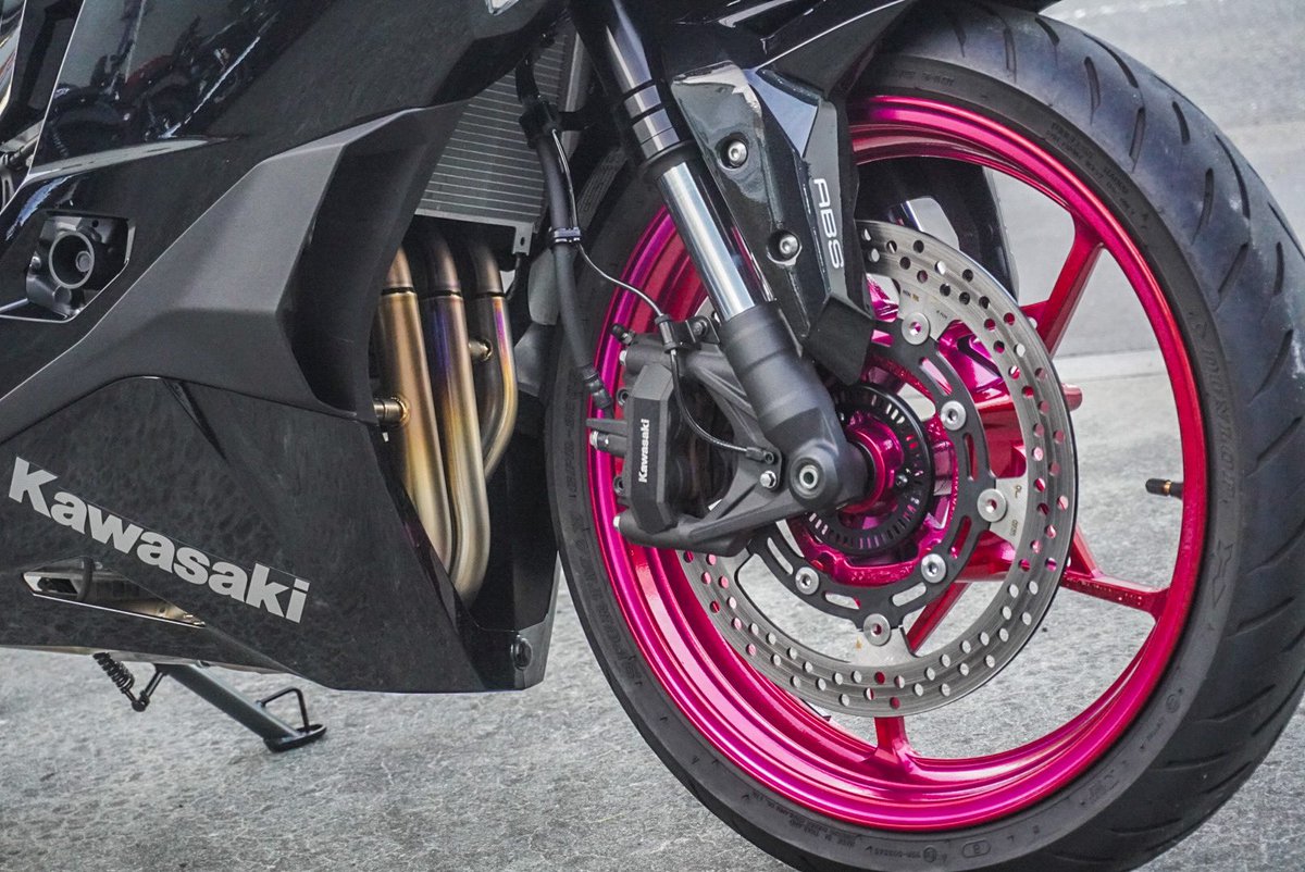 Kawasaki ZX25R 前後ホイールパウダーコートで キャンディーピンクに