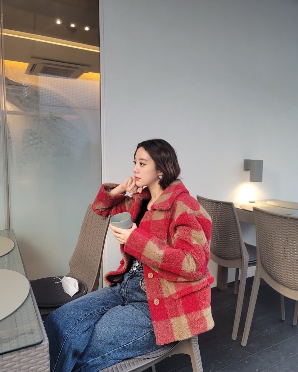 liminsta's tweet photo. 211030 IG post
Have a nice weekend 💋 #teddyjacket 🐻
#HYERIM #혜림 https://t.co/vjzRcGgItT