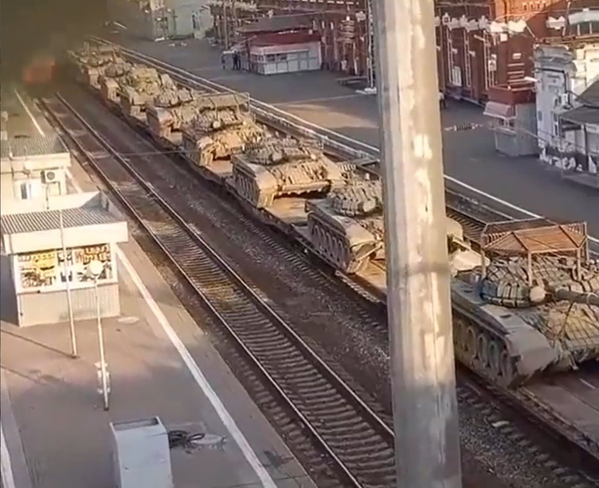 Some old T-72B tanks, some with ATGM/loitering munition roof screens, on the move reportedly in Krasnodar. 11/ https://t.me/milinfolive/72282