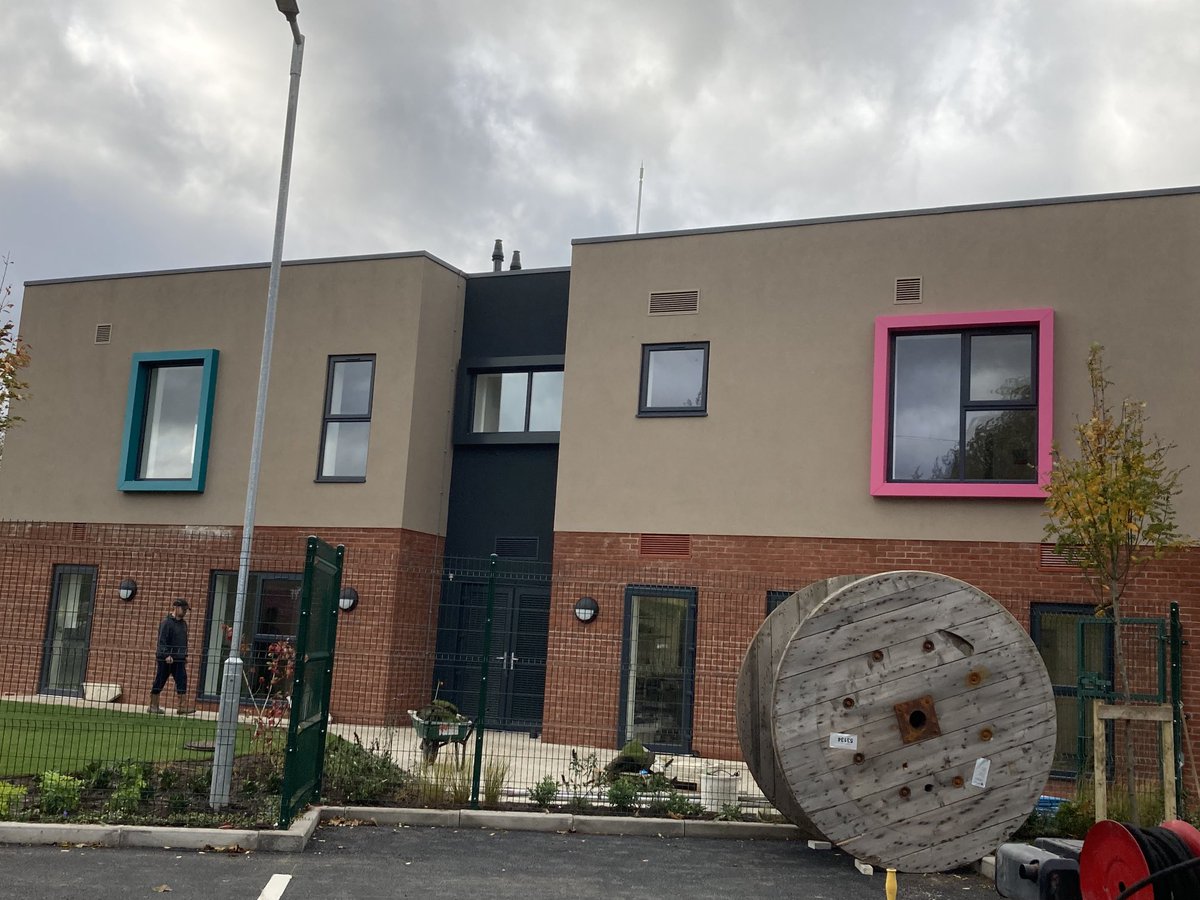 ableservicesdes's tweet photo. These window surrounds look great on this new #Brightfutures school #StHelens
This is what we do externally on windows ⁦@sewefficient⁩ ⁦@TamaraHillCo1⁩  ⁦@mancmade⁩ of course including lots of other stuff!#aluminium #powdercoating #welding #fabrication #MancMade https://t.co/rSbnQ0loO9