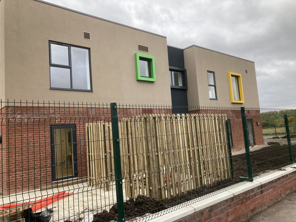 ableservicesdes's tweet photo. These window surrounds look great on this new #Brightfutures school #StHelens
This is what we do externally on windows ⁦@sewefficient⁩ ⁦@TamaraHillCo1⁩  ⁦@mancmade⁩ of course including lots of other stuff!#aluminium #powdercoating #welding #fabrication #MancMade https://t.co/rSbnQ0loO9
