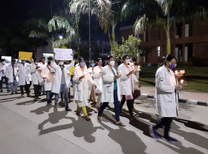 FordaIndia's tweet photo. In support of protesting #MBBS Interns of @AIIMSBhopal for their genuine demand, #FORDA urges upon concerned authorities to disburse the already promised #COVID19 Incentive at the earliest @DirectorAtAIIMS @mansukhmandviya @MoHFW_INDIA @internsaiimsbpl @rda_aiims_bpl @ANI @ndtv https://t.co/Ge0Omcsd1O