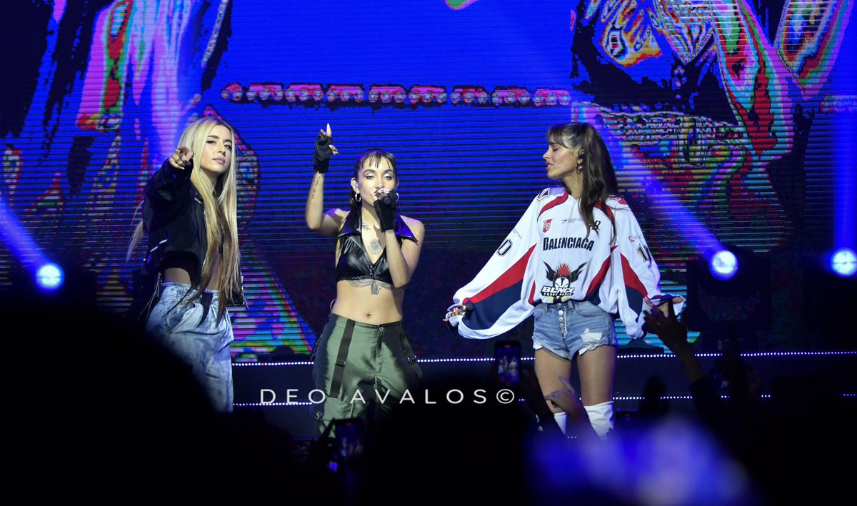 oficialtinibra's tweet photo. PARA TUDO! 🔥🧯

Aconteceu a primeira performance ao vivo da Lola, Tini e Maria Becerra cantando #HighRemix ao vivo! 

O show aconteceu no Teatro Gran Rivadavia, em BA - Argentina 🇦🇷 https://t.co/v4wAEWTWnT
