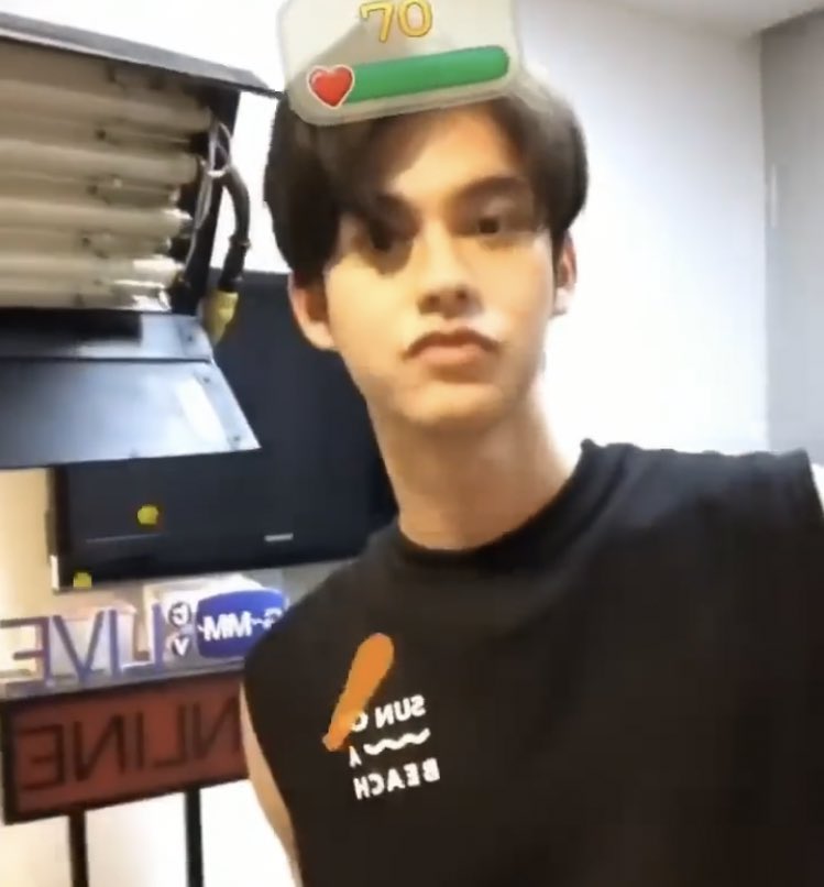 whitehearttt_'s tweet photo. แต่อันนี้ไบร์ทหล่อชหเลย คือก็แค่ใส่เสื้อกล้ามมายืนหั่นแตงโมป้ะวะ ทำไมหล่อขนาดนั้นหล่���มากอห😭 #bbrightvc https://t.co/XYrV4hYyNf