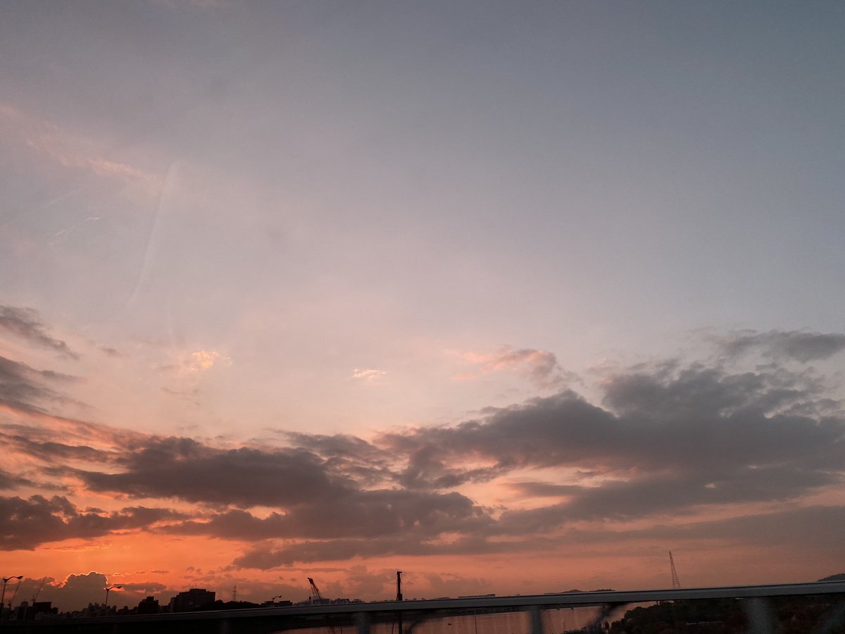 1025bbl's tweet photo. 11:10 pm 🐰💭 [211030]

"look at today's night sky"
"it's the best right" https://t.co/zpEtOHAZJs