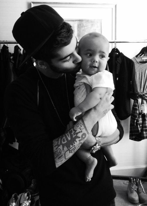 _taysmyoxygen1d's tweet photo. If Gigi doesn’t defend Zayn, I swear, I’m doing a shitload. #WeSupportZayn #WeLoveYouZayn #WeSupportYouZayn 
#IStandWithZayn #WeStandWithZayn https://t.co/H7x9kFruEn