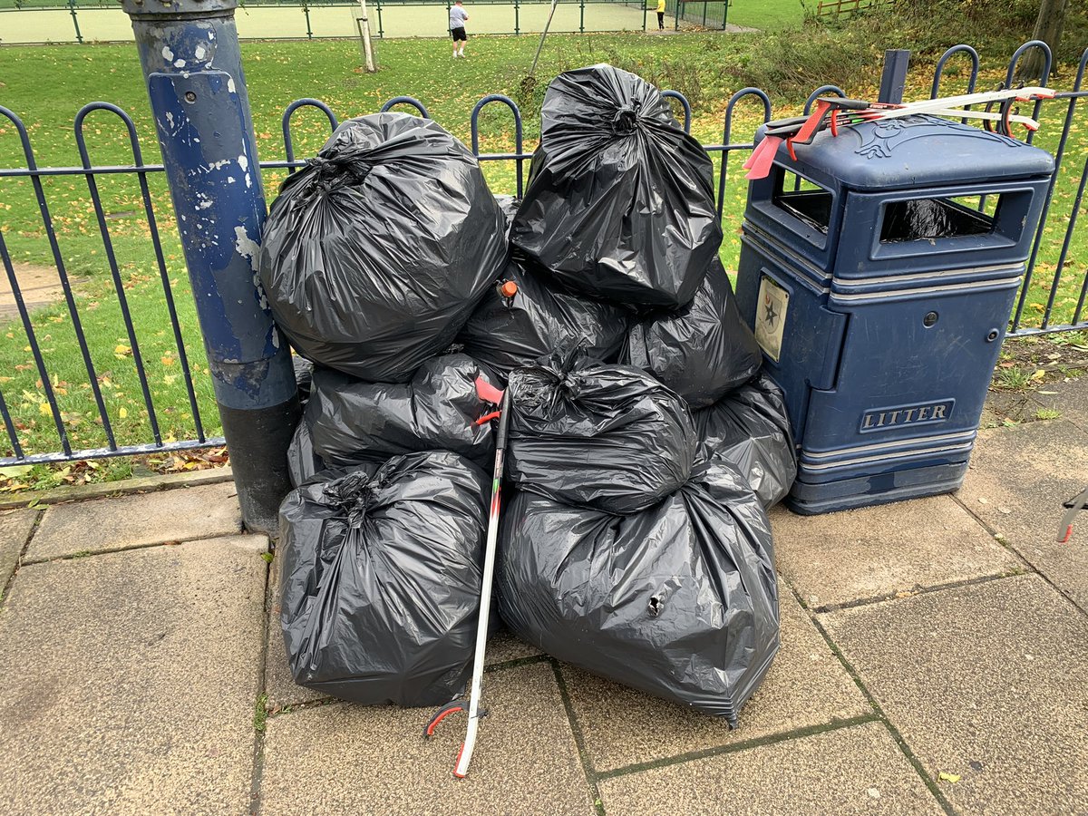 WaterlooNewsAUL's tweet photo. Another Saturday morning, and another successful litter pick from the #WaterlooWombles ♻️
The volunteers covered a HUGE area, clearing 12 bin bags of rubbish from Waterloo! 😃
#CleanerWaterloo♻️
#WaterlooTogether❤️
#WaterlooWombles♻️
Full details here👉 https://t.co/JSjxWbZBtz https://t.co/cip6JEdh86