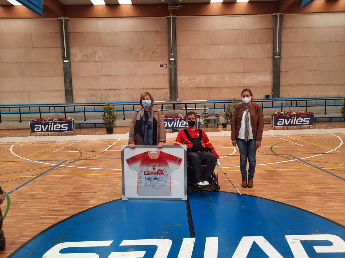 La selección🇪🇸 de hockey en silla de ruedas eléctrica recibe la visita de José Alberto Alvarez, presidente de <a href="/FEDEDDF/">FEDDF</a>, y Mariví Monteserín, alcaldesa de #Aviles, firman en el Libro de Honor del Deporte del municipio asturiano y la regalan una camiseta firmada por todo el equipo