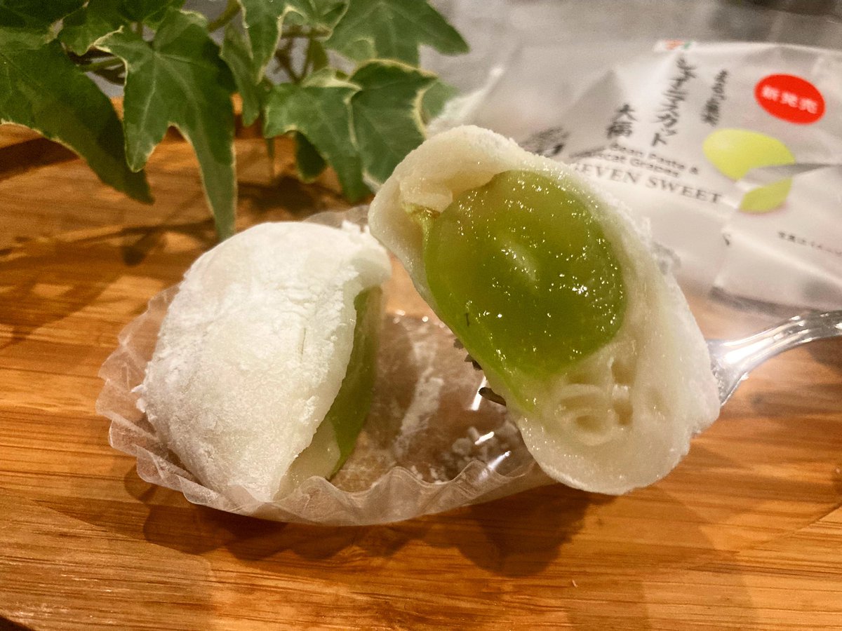 sanmeshi_sweets's tweet photo. 【シャインマスカット大福】
価格：203円

セブンイレブンから高級シャインマスカット使用の絶品スイーツ情報！
シャインマスカットを一粒まるごと使い白餅と共に包み込んだ贅沢な大福です。食べた瞬間、果汁の甘さが口に広がりシャインマスカットの肉質はややしっかり目で食べやすく、種はないです。 https://t.co/nHEBgXg0rJ