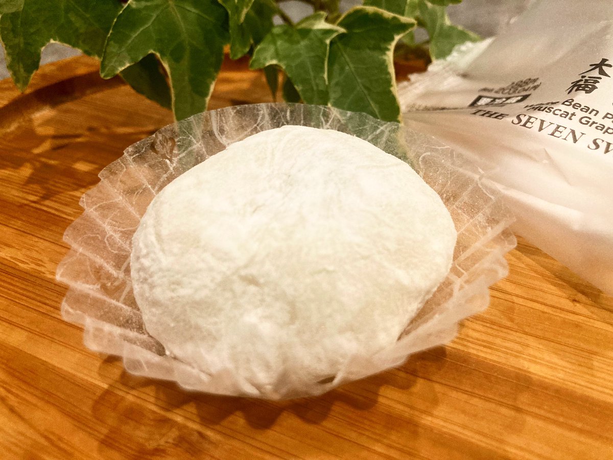 sanmeshi_sweets's tweet photo. 【シャインマスカット大福】
価格：203円

セブンイレブンから高級シャインマスカット使用の絶品スイーツ情報！
シャインマスカットを一粒まるごと使い白餅と共に包み込んだ贅沢な大福です。食べた瞬間、果汁の甘さが口に広がりシャインマスカットの肉質はややしっかり目で食べやすく、種はないです。 https://t.co/nHEBgXg0rJ
