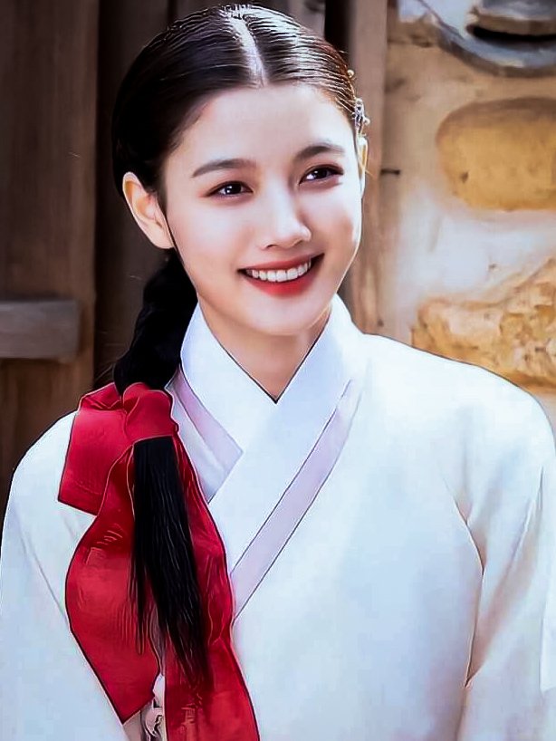 youreonnie_n's tweet photo. I'll live with this smile of Yoojung 💘 

#KimYooJung #LoversOfTheRedSky https://t.co/UWPQOV2pJ3