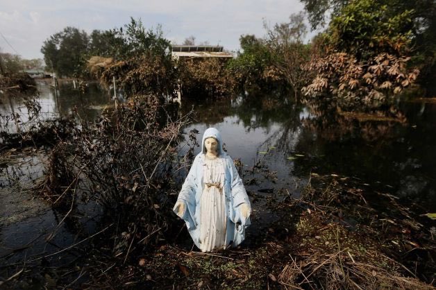 Uma estátua da Ficou intacta da Virgem Maria nas águas da enchente na paróquia de Plaquemines, em Braithwaite, Louisiana.
