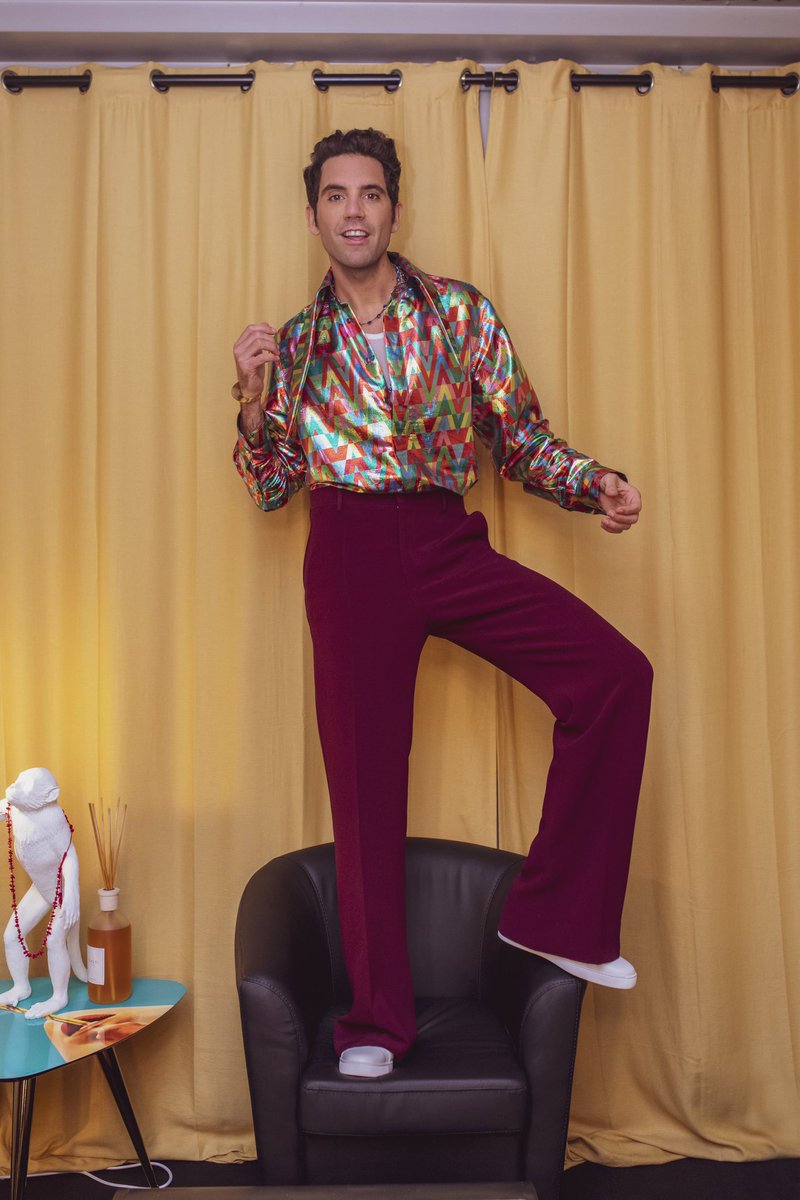 On the set of XFactor, <a href="/mikasounds/">MIKA</a> was seen in a custom Valentino look by Pierpaolo Piccioli, including a shimmering optical top.

Photo: #DanilDauriaFoto