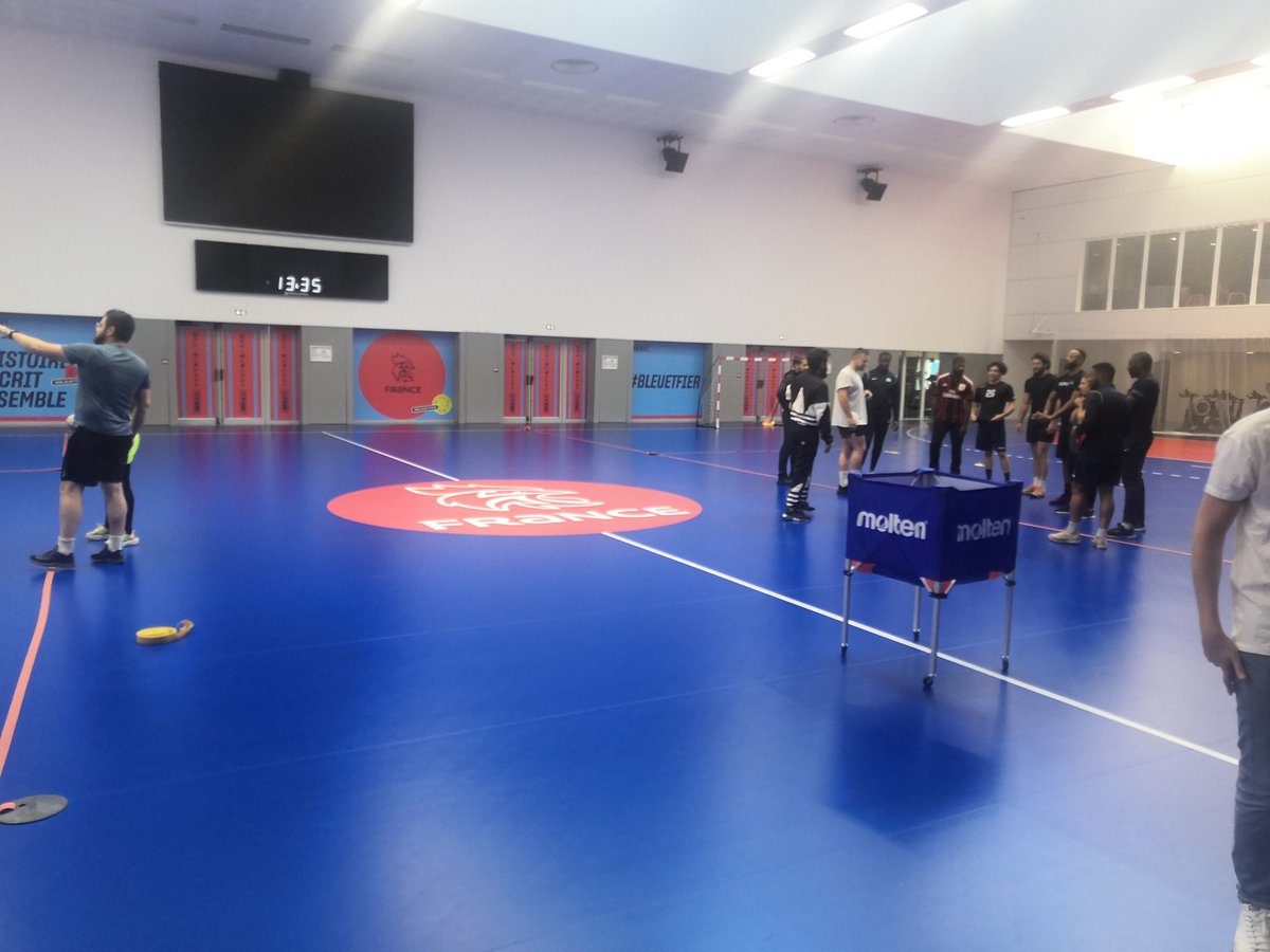 HuguesAugier's tweet photo. Formation des #educateurs de @SDLV_Officiel au #handa4. Le handball vecteur de valeurs dans les #qpv 💪💪💪 #educationparlesport #performancessociale @ffhandball @IdFhandball https://t.co/VYjyANAjtT