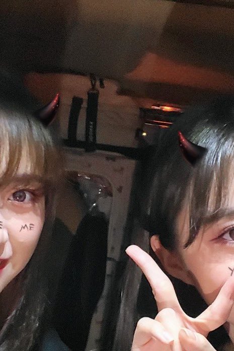 ใช่กระเป๋าเดินทางปะ ใช่ดิ อมก เข้าหอจริง ไอเชี้ยเชื่อดิ พ่อ 143 เอารถไปส่งน้องถึงหอแน่นอน 300% พึ่งมาสังเกต แสดงว่าตอนนี้อาจจะอยู่หอแล้ว → เริ่มถ่ายเรียลลิตี้เข้าหอ อมก คิดว่าใช่ ต้องใช่แน่ๆ ก็มาดิเคปเล่อ