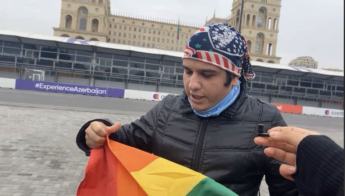 LGBTİ+ aktivisti, jurnalist Avaz Hafizli Hökümət evinin qarşısında etiraz aksiyası keçirərkən saxlanıldı.
