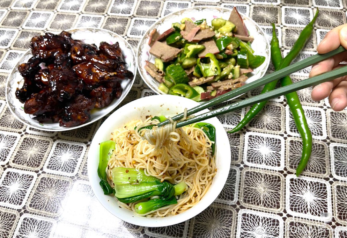 211030 Yizhou weibo update💚
tonight’s noodles🍜
#LuoYizhou