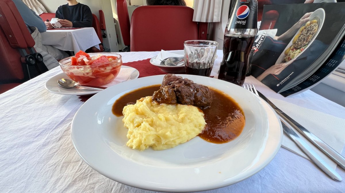 otbhh's tweet photo. Dobrou chuť! Im #Speisewagen der @ceskedrahy_ gibt es heute Schweinebäckchen an Schwarzbier mit Sahnekartoffelpürree und Honig-Chutney aus roten Zwiebeln. Dazu einen Tomatensalat. Herrlich. #EC175 #bahn @_DiningCar https://t.co/hjUwcfMpJY