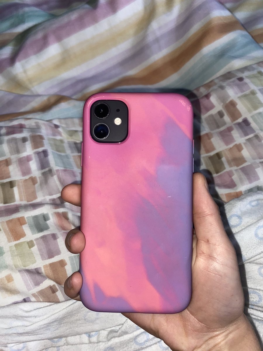 ⚠️⚠️⚠️Encontrado movil ayer viernes en los baños de Pelicano,si sabéis de quien puede ser por el perro o la funda porfi habladme⚠️⚠️⚠️si podéis difundirlo estaría genial 💖💖