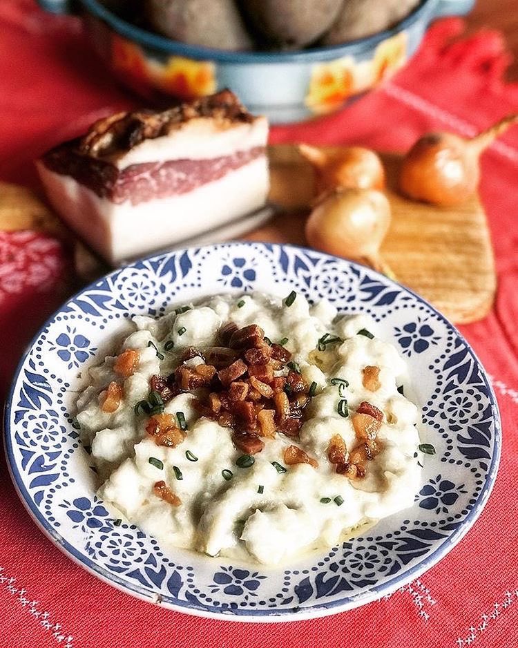 ThisIsSlovakia_'s tweet photo. Najlepšie sú od mamičky! The best traditional Slovakian meal Brydzové halušky (potato gnocchi with sheep cheese and bacon). Where did you eat the best #halusky you've ever had?
#ThisIsSlovakia 🍴🥛😍🇸🇰
Photo via @adventoura #slovakia #food #yummy #travel #bacon #slovensko RT https://t.co/mZMsyvJLuE