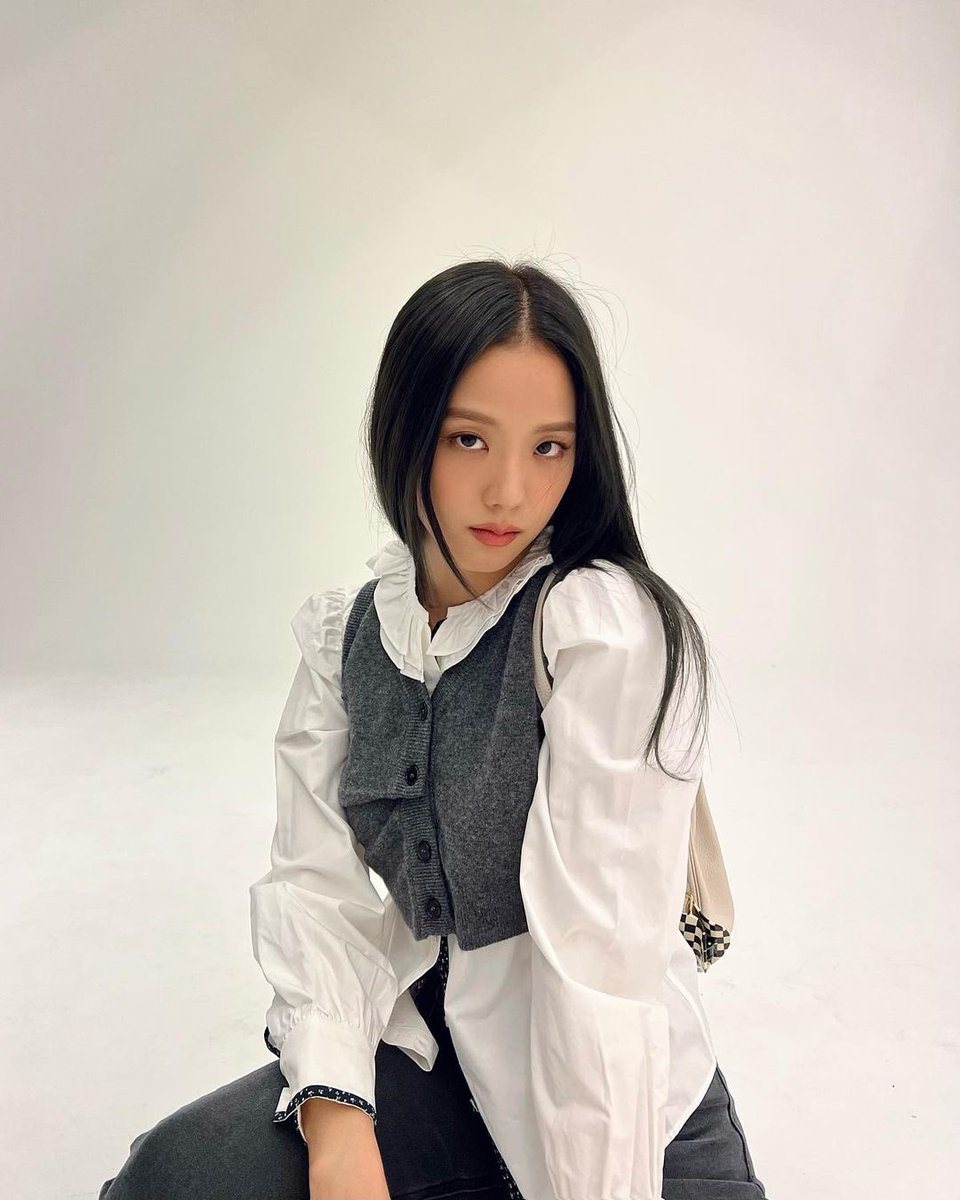 jisoogaIIery's tweet photo. KIM JISOO EVERYONE! https://t.co/CYGqVZoP4e