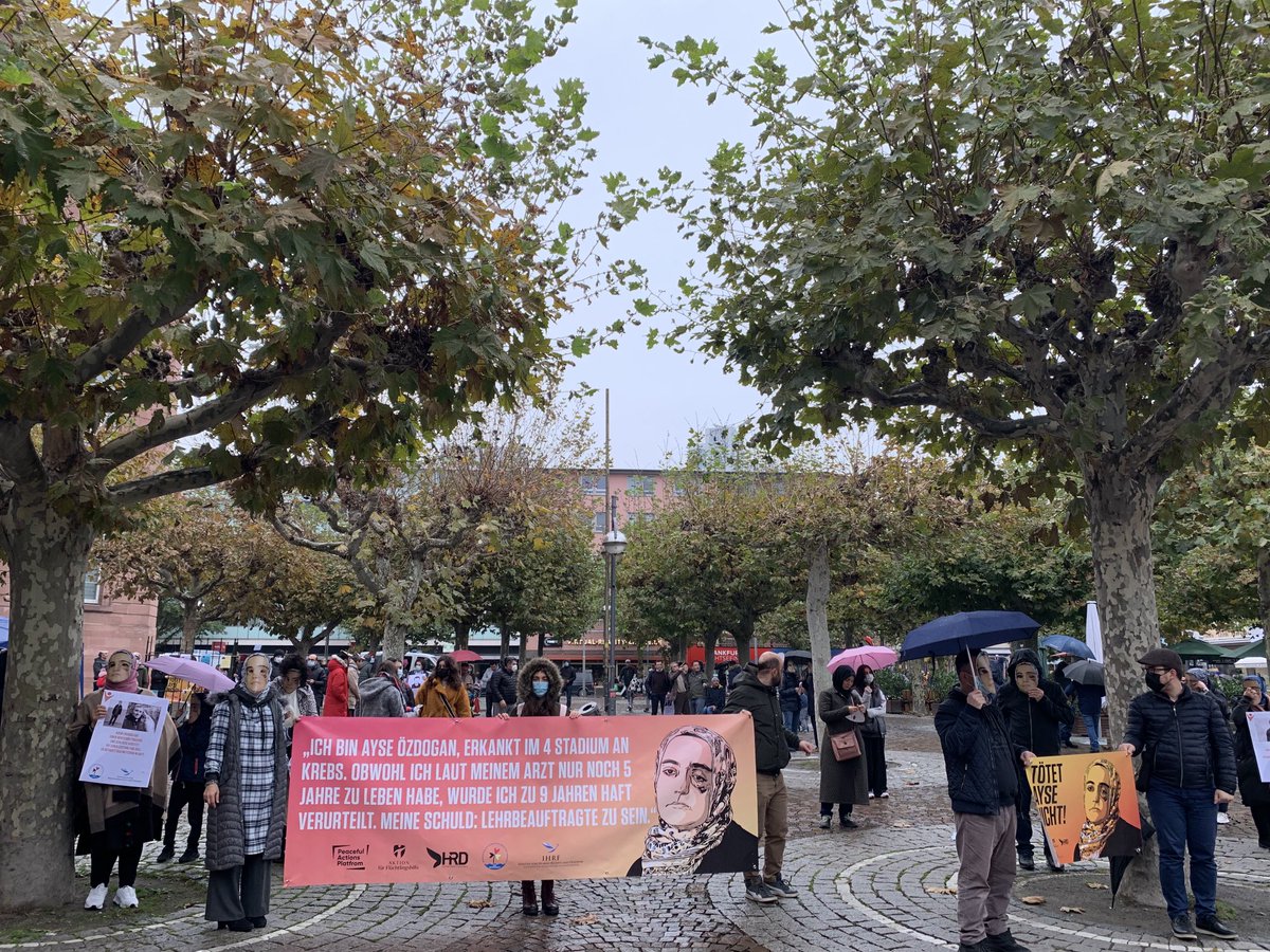sevincozarslan's tweet photo. 4. evre kanser hastası Ayşe Özdoğan ve tüm hasta mahpuslar için Avrupa meydanlarındayız. Burası Frankfurt. 

Hastaları serbest bırakın. ⁦@adalet_bakanlik⁩

HastaTutuklulara Özgürlük https://t.co/XiHVQoBO5p