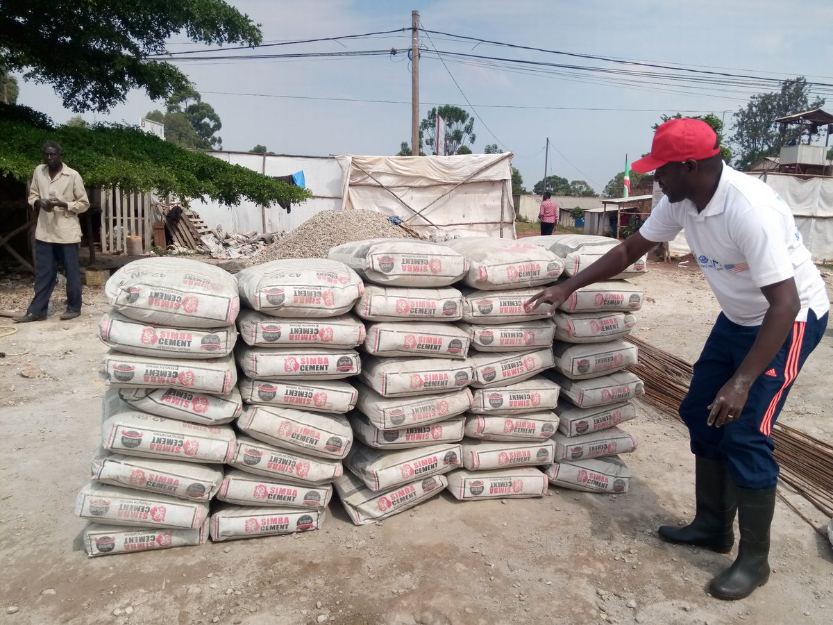 BuhumuzaProvinc's tweet photo. Les deux parrains de @MuyingaProvince ( DG de la police de protection civile, le CP Anicet #Nibaruta et Samuel #Ndayisenga,coordonnateur de l' #ONPRA ont donné une contribution de 40 sacs de Ciment (Simba) équivalent à 1.600.000Fbu pour soutenir les travaux du bureau Provincial https://t.co/i7PZctMeV2
