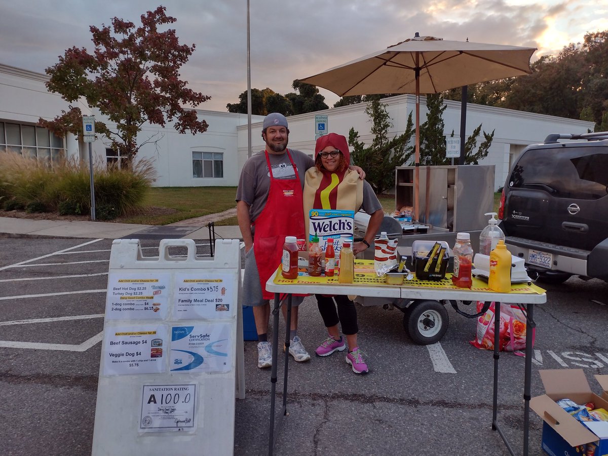 DangGoodDogs's tweet photo. Kicking off Halloween right! Having a school fall festival? Invite the Hot Dog Pros! https://t.co/HOdx4jdunS