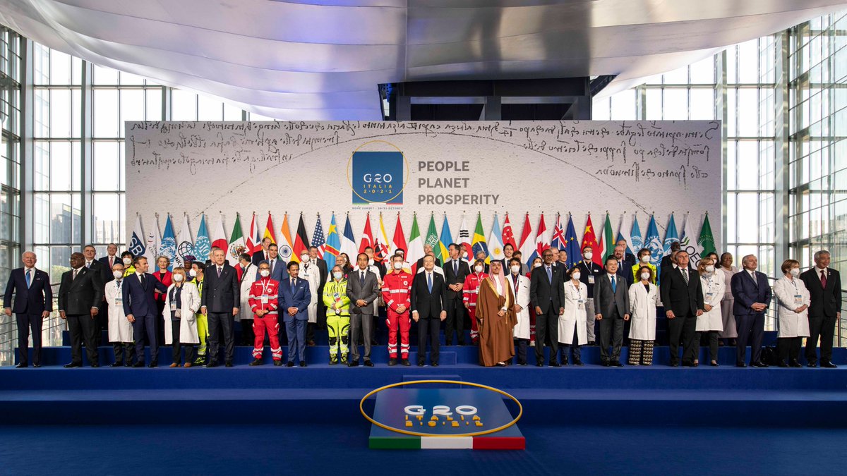 #G20RomeSummit, i leader del #G20 posano per la foto di famiglia insieme a una delegazione di medici ed infermieri dell’<a href="/INMISpallanzani/">INMI Spallanzani Official</a> e del presidio Croce Rossa Vaccini di Fiumicino, impegnati nel contrasto alla #pandemia da #COVID19