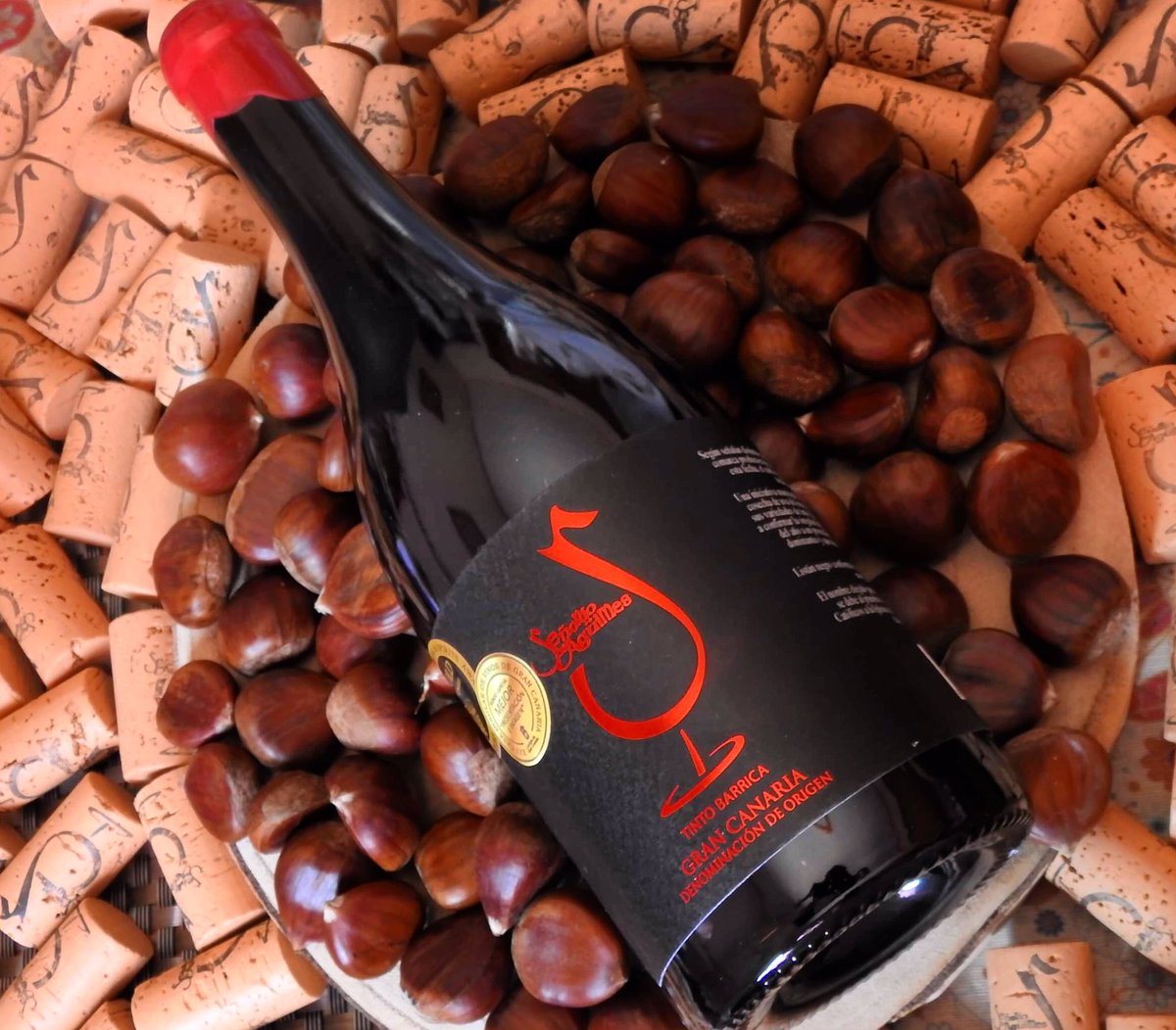 yessamarc's tweet photo. #BodegaMunicipal 👩🏻🌾👨🌾🌱🍷 El vino tinto de barrica Señorío de Agüimes una opción perfecta para conmemorar la tradición canaria de la Noche de Finaos y festividad de Todos Los Santos #agüimes #señoríoagüimes #vinosgc #dograncanaria #listan #tintilla #tintobarrica https://t.co/lX2eMGZg3V