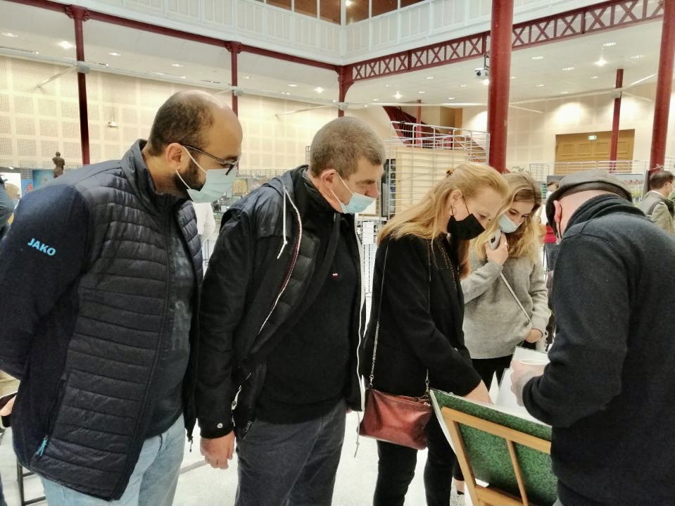 VSpillebout's tweet photo. Ce matin le groupe @FaireLille était présent avec élus et conseillers de quartier pour célébrer les 60 ans du Groupement des artistes indépendants lillois : vente de très belles œuvres avec 30% reversés à @PasteurLille pour la recherche. C’est tout le we au Gymnase ! Allez-y 🌿🌿 https://t.co/TCi9iTpF6n