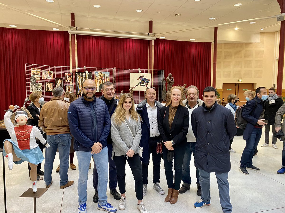 VSpillebout's tweet photo. Ce matin le groupe @FaireLille était présent avec élus et conseillers de quartier pour célébrer les 60 ans du Groupement des artistes indépendants lillois : vente de très belles œuvres avec 30% reversés à @PasteurLille pour la recherche. C’est tout le we au Gymnase ! Allez-y 🌿🌿 https://t.co/TCi9iTpF6n