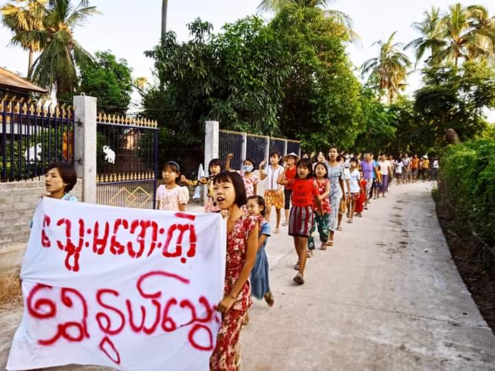 kayaprilnyein1's tweet photo. Residents from the never cold-blooded Shwe Nwe Thway strike column marched to protest against the Military Coup as 205th day of protest and showed to stand with their solidarity with the oppressed people in Thantlang town.

#WarCrimesOfJunta #Oct30Coup
#WhatsHappeningInMyanmar https://t.co/rWIl4N7tBt