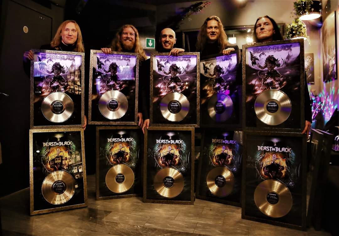 beast_inblack's tweet photo. El lanzamiento de "Dark Connection" ha sido el doble de exitoso! A parte de tener una buena recepción por parte del público, la banda ha recibido un disco de platino por el álbum debut "Berserker", y un disco de oro por el "From Hell With Love"! Muy orgullosos de las bestias 🦁😉 https://t.co/LiyMiX84IZ