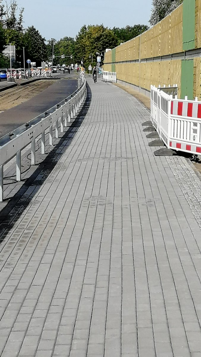 Quinten_36's tweet image. Neuverlegung des Radwegs über die #A10 bei Birkenwerder. Aussage #Deges: 'Ich verweise noch einmal darauf, dass es sich um eine regelwerkskonforme Umsetzung für den Bereich Geh-/Radweg handelt.' Ist das so? @BerlinCyclist 
Wer kann helfen?