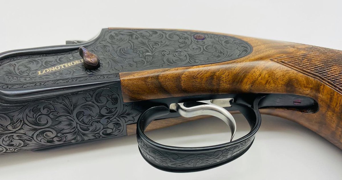 This gorgeous black acanthus sidelock with removable side plates met it’s new owner this week #englishmadeguns #longthornebarrels #longthorneguns #luxury #englishotguns