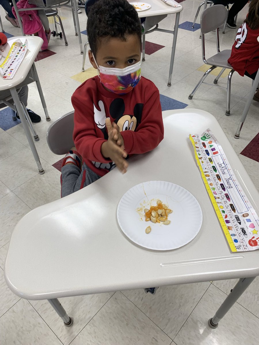 bennettsbunch's tweet photo. Exploring the insides of our pumpkin! #cddolphins https://t.co/WAHukak6xf