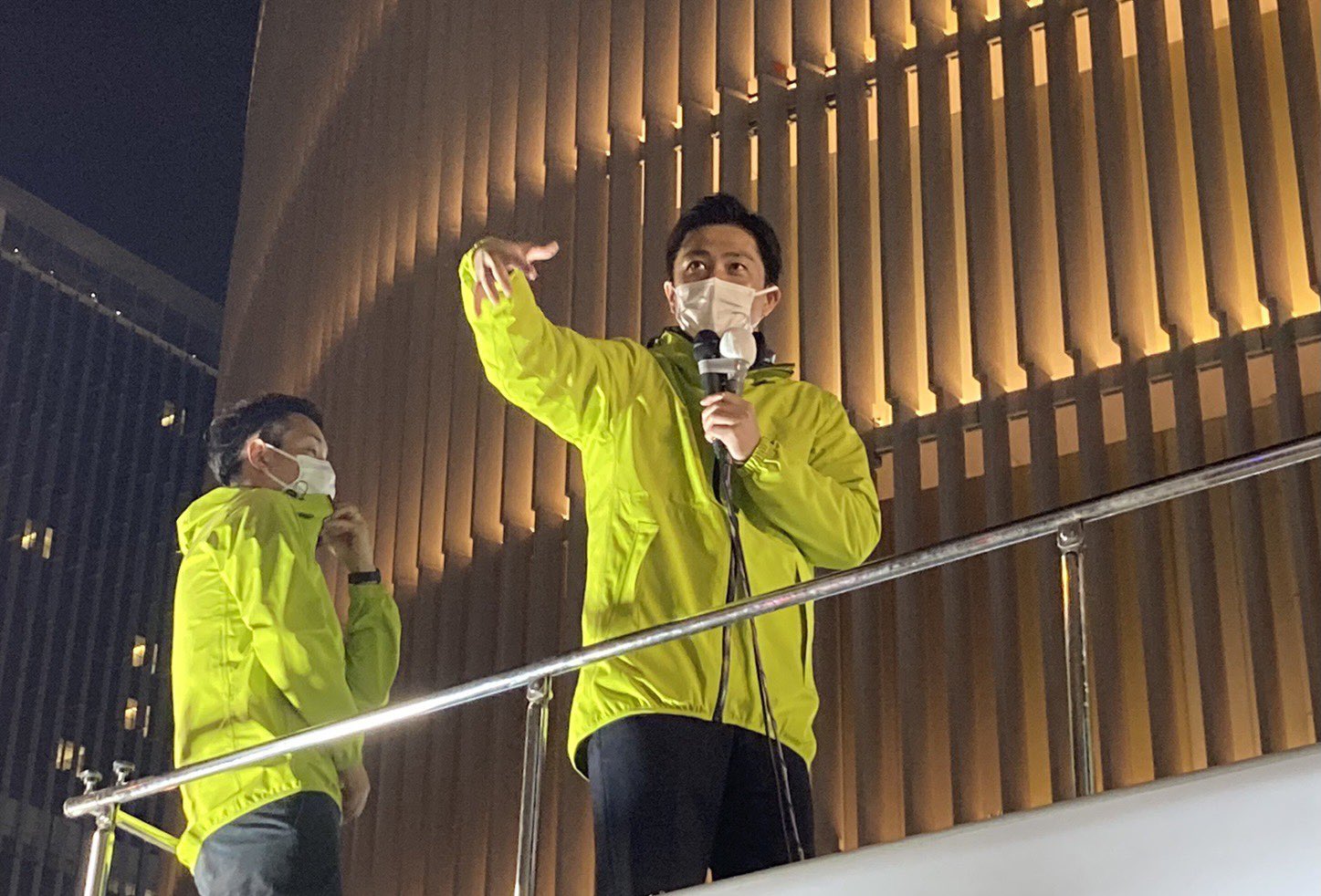 吉村洋文 大阪府知事 On Twitter なんば高島屋でマイクを納めました この間 応援頂いた皆様 また ボランティアの皆様に感謝です 明日 投票日です 日本維新の会の公認候補者をお願いします 投票用紙は2枚あります 候補者がいない選挙区でも 維新に投票でき