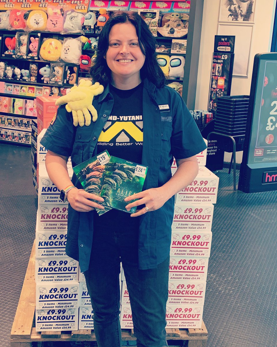 hmvGrimsby's tweet photo. It’s #halloween weekend!! Which scary movies will you be watching? 👻😱
Sarah’s favourite is the sci-horror classic Alien 👽 

#halloween2021 #halloweencostume #TrickOrTreat #film @AlienAnthology @Freshney_Place_ https://t.co/gGyX52o7ce