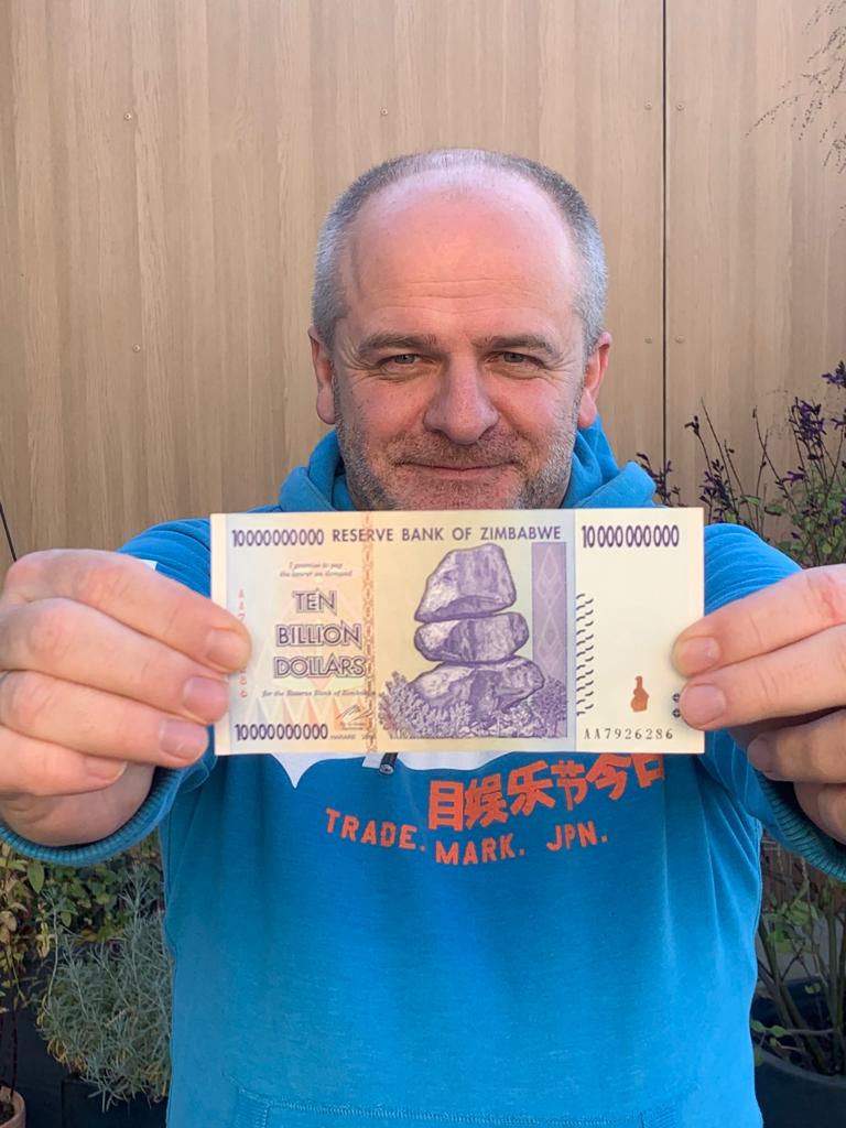 pawelkowalpl's tweet photo. Symbol inflacji znany na całym świecie z dedykacją dla rządu i jako memento. U nas tymczasem prawie 7 proc... Może im to da do myślenia? https://t.co/hrLurCaVk9