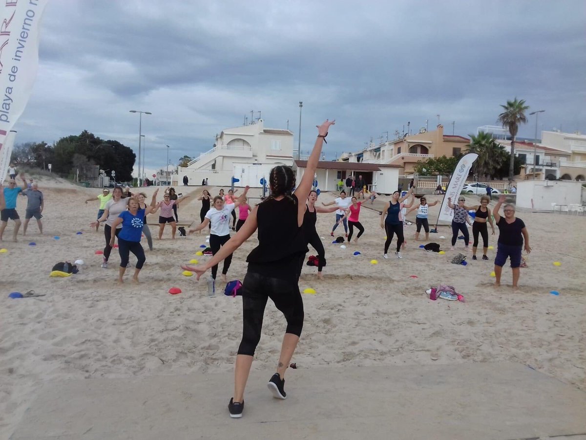 visitphoradada's tweet photo. ¡Sábados en #HibernisMare!🙏
Toda la paz y la serenidad de primera hora de #Pilates #Stretching 🧘♀️y la descarga de adrenalina de #Zumba resumido en imágenes 🤸♂️
#PlayadeInvierno #MilPalmeras https://t.co/QaMXwjXyB9