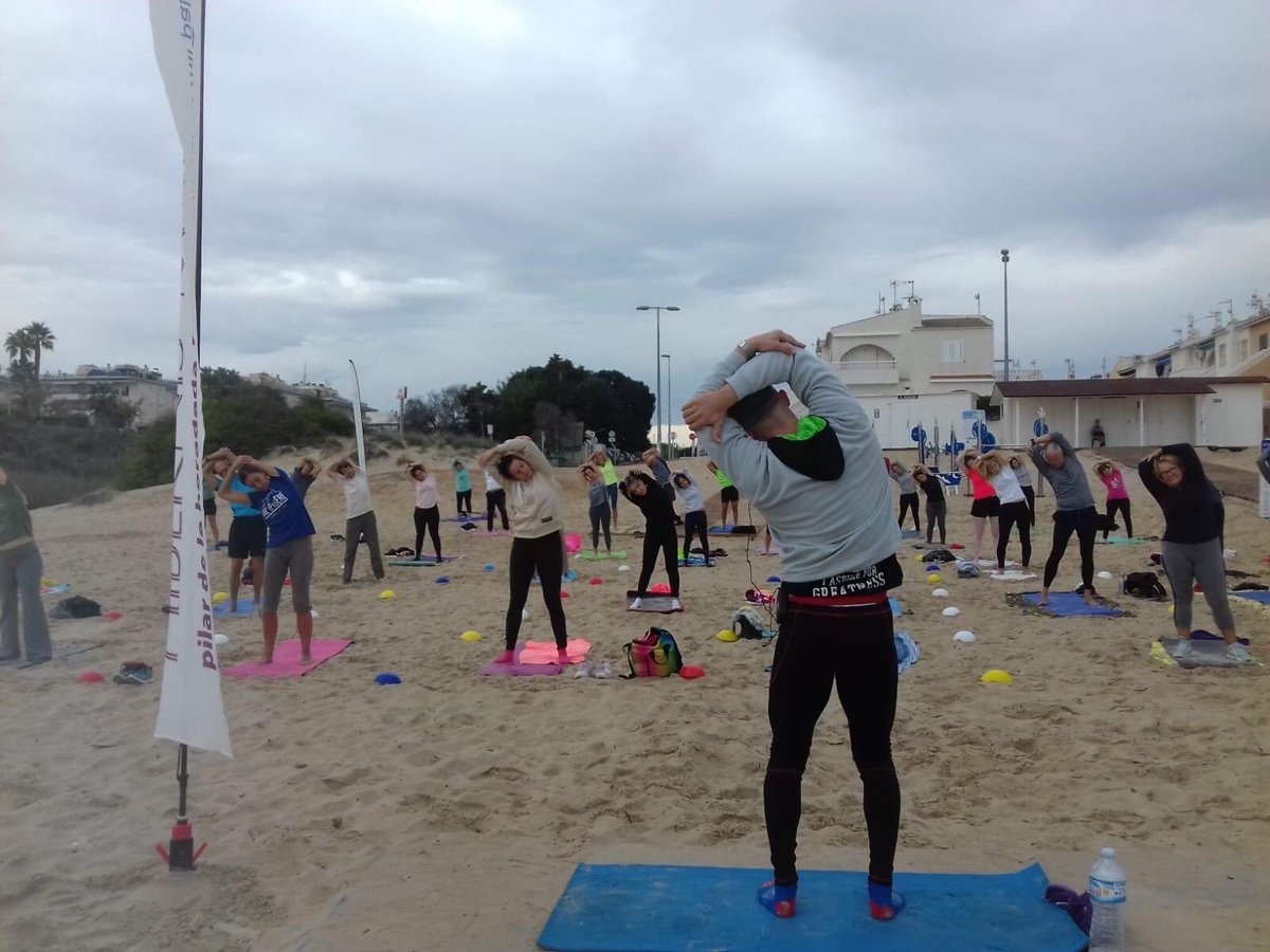 visitphoradada's tweet photo. ¡Sábados en #HibernisMare!🙏
Toda la paz y la serenidad de primera hora de #Pilates #Stretching 🧘♀️y la descarga de adrenalina de #Zumba resumido en imágenes 🤸♂️
#PlayadeInvierno #MilPalmeras https://t.co/QaMXwjXyB9