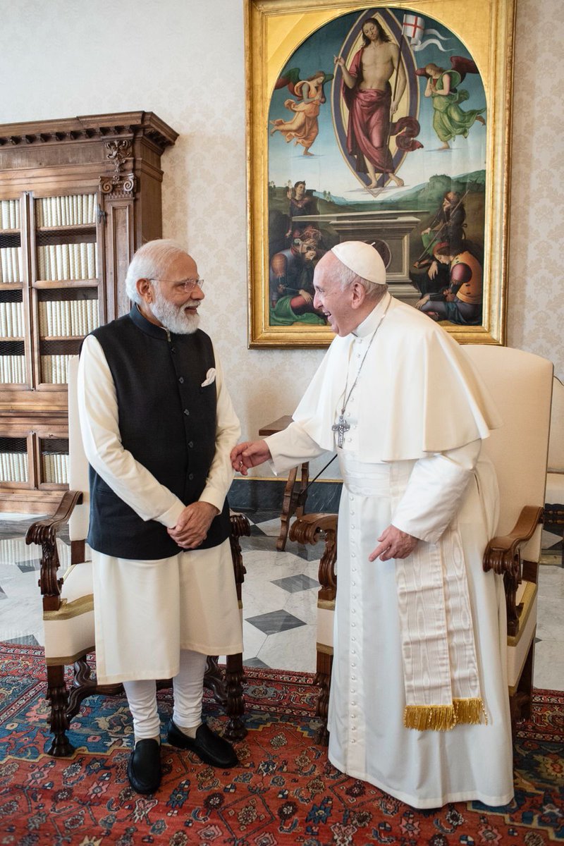 kishanreddybjp's tweet photo. The meeting between PM Shri @narendramodi &amp; The Pope, is a giant step towards inter-faith harmony &amp; in eliminating human suffering, which has also been at the core of this papal tenure.
On this occasion Hon PM invited The @Pontifex to visit 🇮🇳 to witness her inclusive democracy. https://t.co/GM4ktx0Hgn